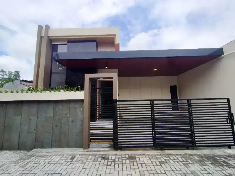 Rumah Utara Stadion Maguwoharjo Sleman - adasale