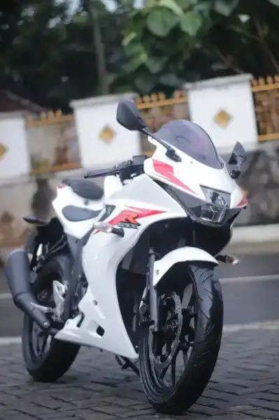 GSX WARN PUTIH 2018 - adasale