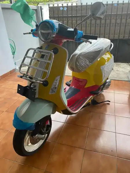 Vespa Primavera Sean Wotherspoon - adasale