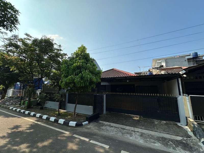 Rumah SHM di Komplek Billymoon, Jakarta Timur - adasale
