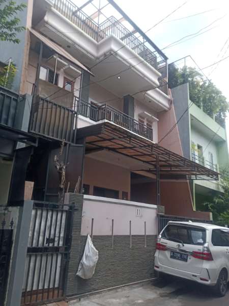 Dijual Rumah Komersial 3 Lantai - adasale