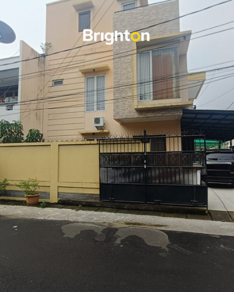 Rumah Hoek 3 Lantai– Taman Ratu, Duri Kepa  - adasale