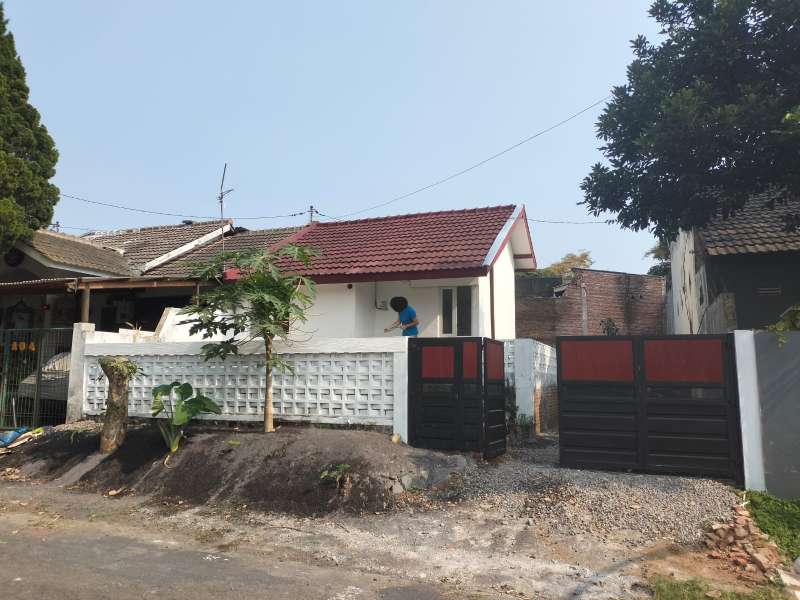 RUMAH VILLA DEKAT TOLL SAWOJAJAR DI CEMOROKANDANG - adasale
