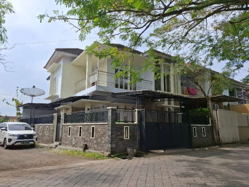 Rumah 2 Lantai di Istana Tegal Besar Jember - adasale