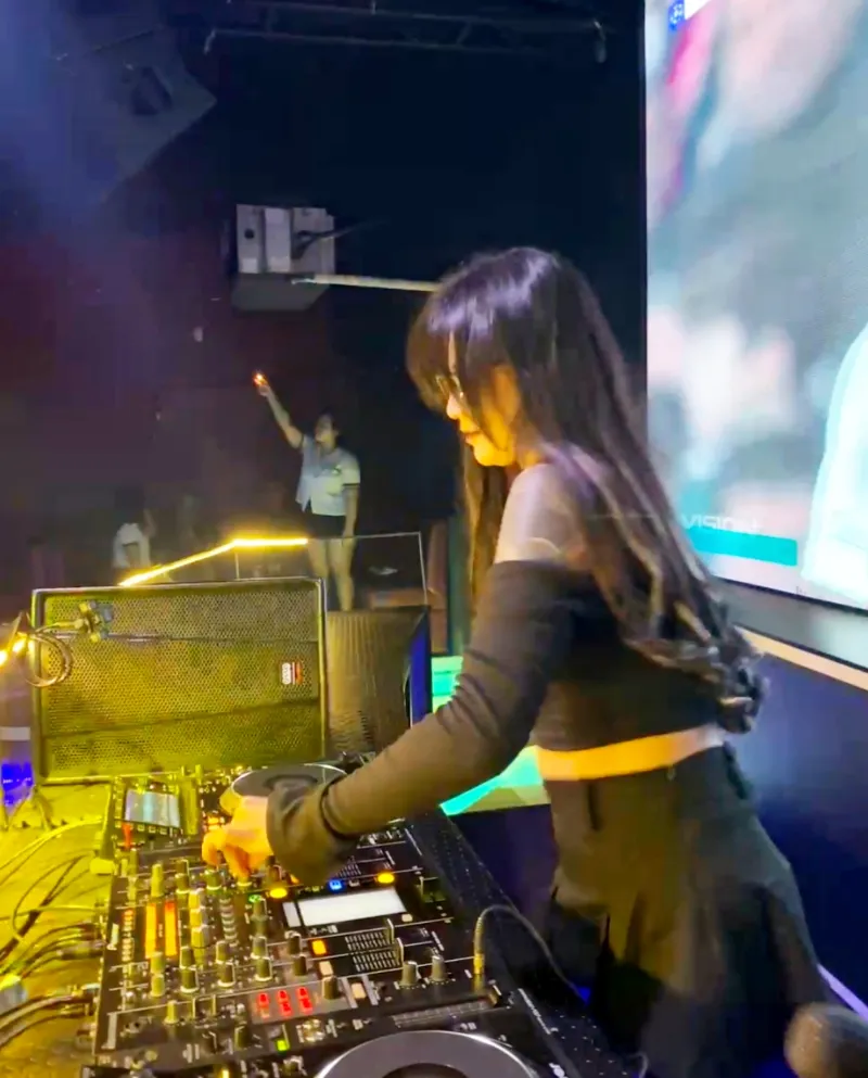 Disk Jockey Parama Studio - adasale