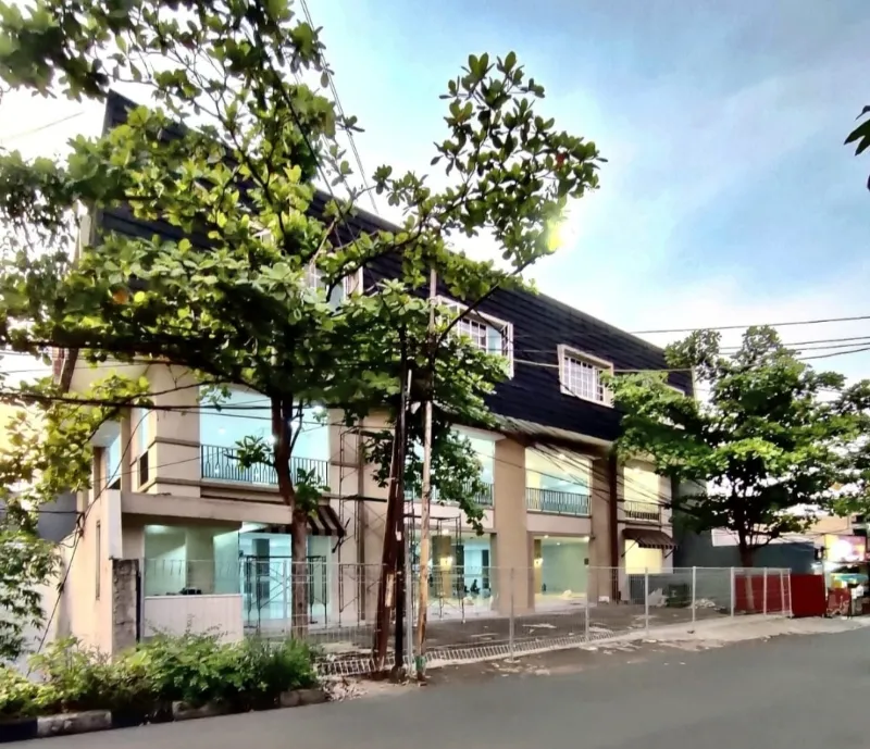 Gedung baru di pinggir jalan raya kalimalng - adasale
