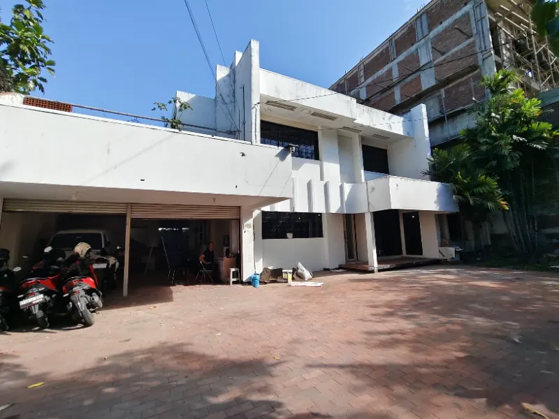 Dijual Rumah Luas di Jalan Progo, Surabaya - adasale