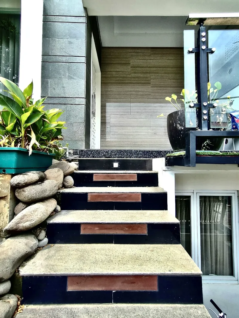 Rumah 3 lantai kokoh di billymoon jakarta  - adasale