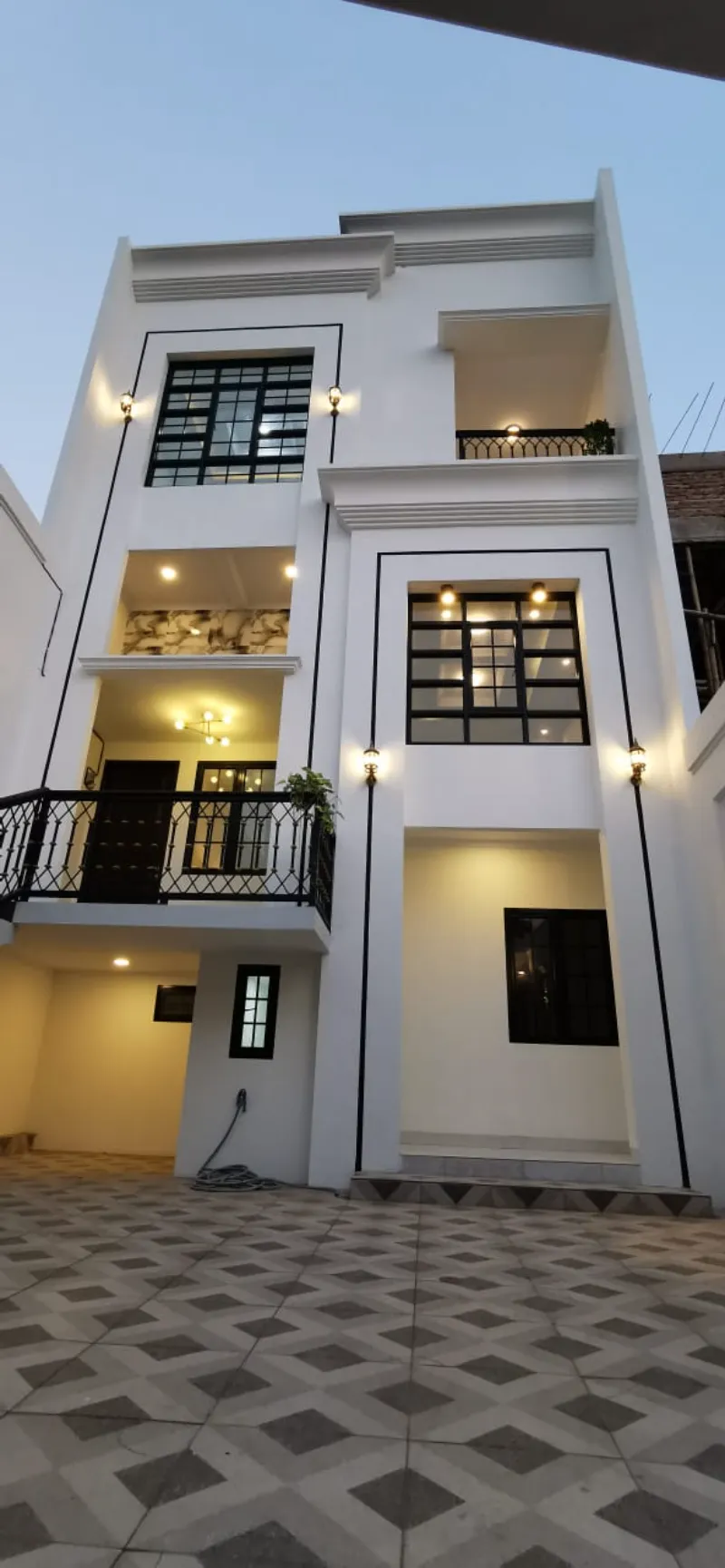 Rumah cantik 3 lantai di Meruyung Depok - adasale