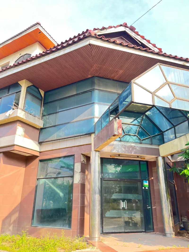 Gedung Ex Rumah Sakit di Danau Singkarak, Medan - adasale