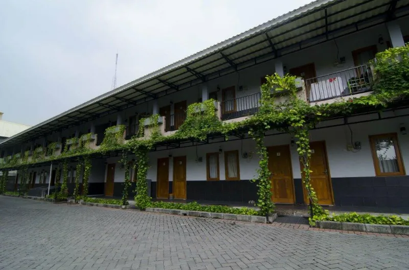 Rumah Kost Guest House Aktif Dekat Pakuwon Mall - adasale