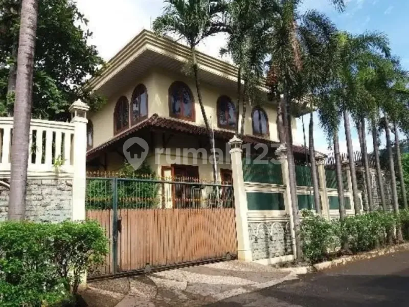 Rumah Luas di Taman Kebon Jeruk, Jakarta Barat - adasale