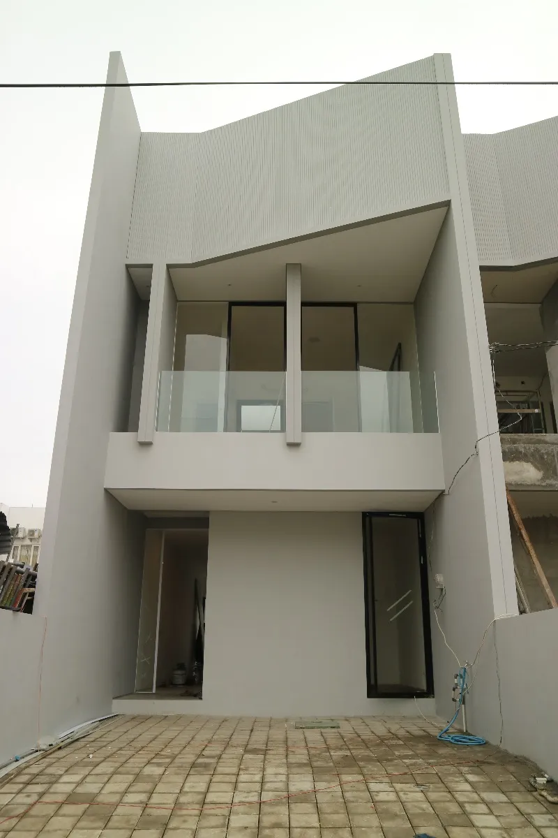 Rumah 2 Lantai Baru Minimalis Dian Istana Surabaya - adasale