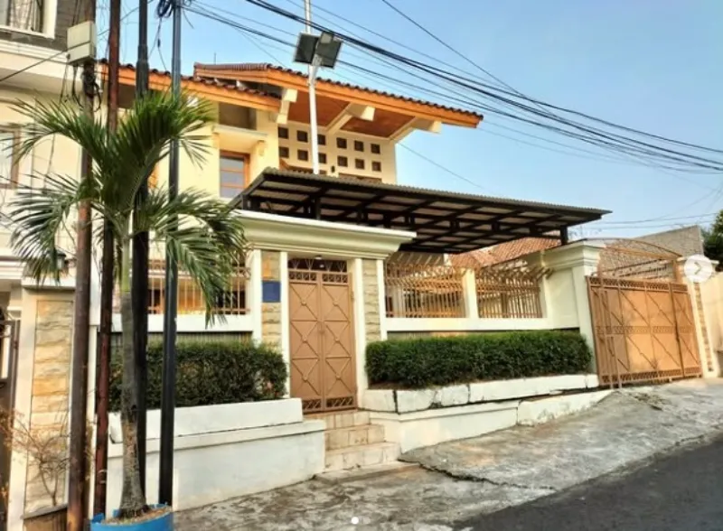 Rumah 2 Lantai di Jalan Yadi, Jakarta Selatan - adasale