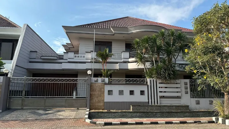 Rumah Luas di Taman Hunian Satelit, Surabaya Barat - adasale